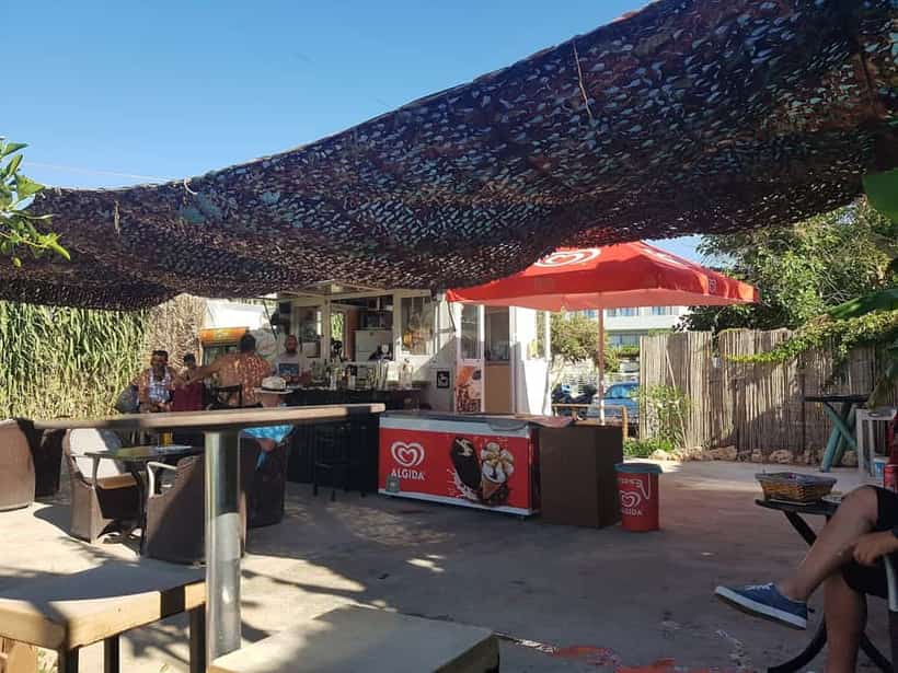 Lakis beach bar