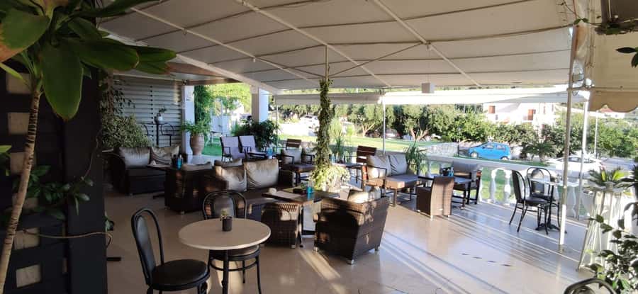 Oskars Restaurant Pool Bar