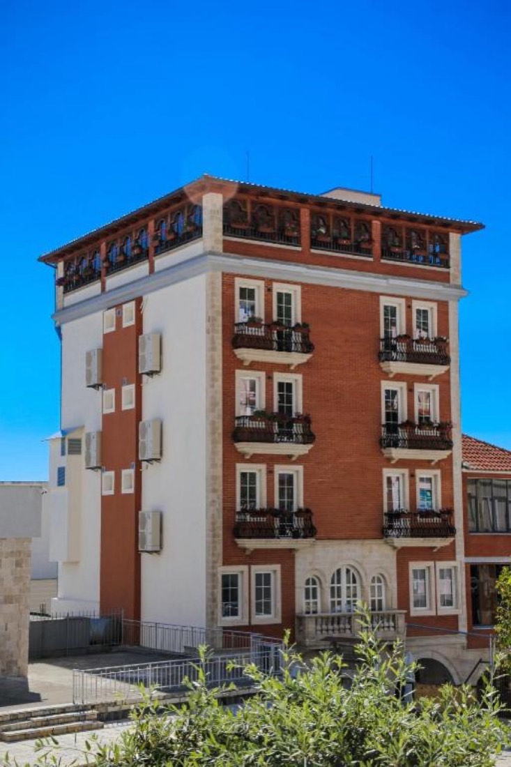 Mervin Hotel, Kruje