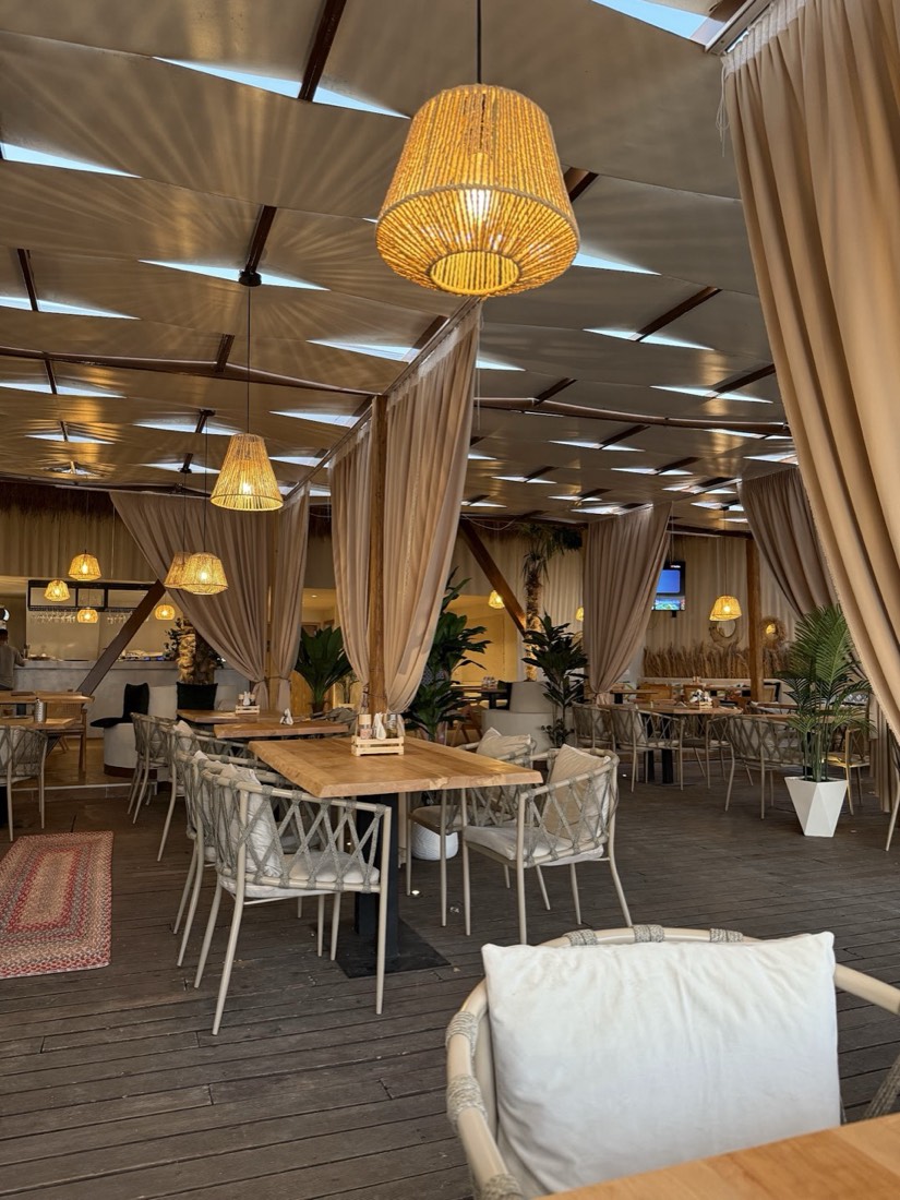 Bar Restaurant 2 Lips 2