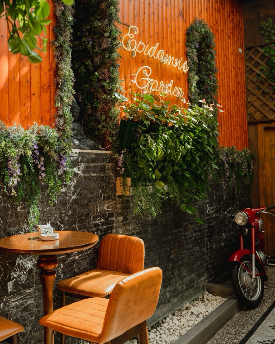 Epidamn Restaurant & Garden 2