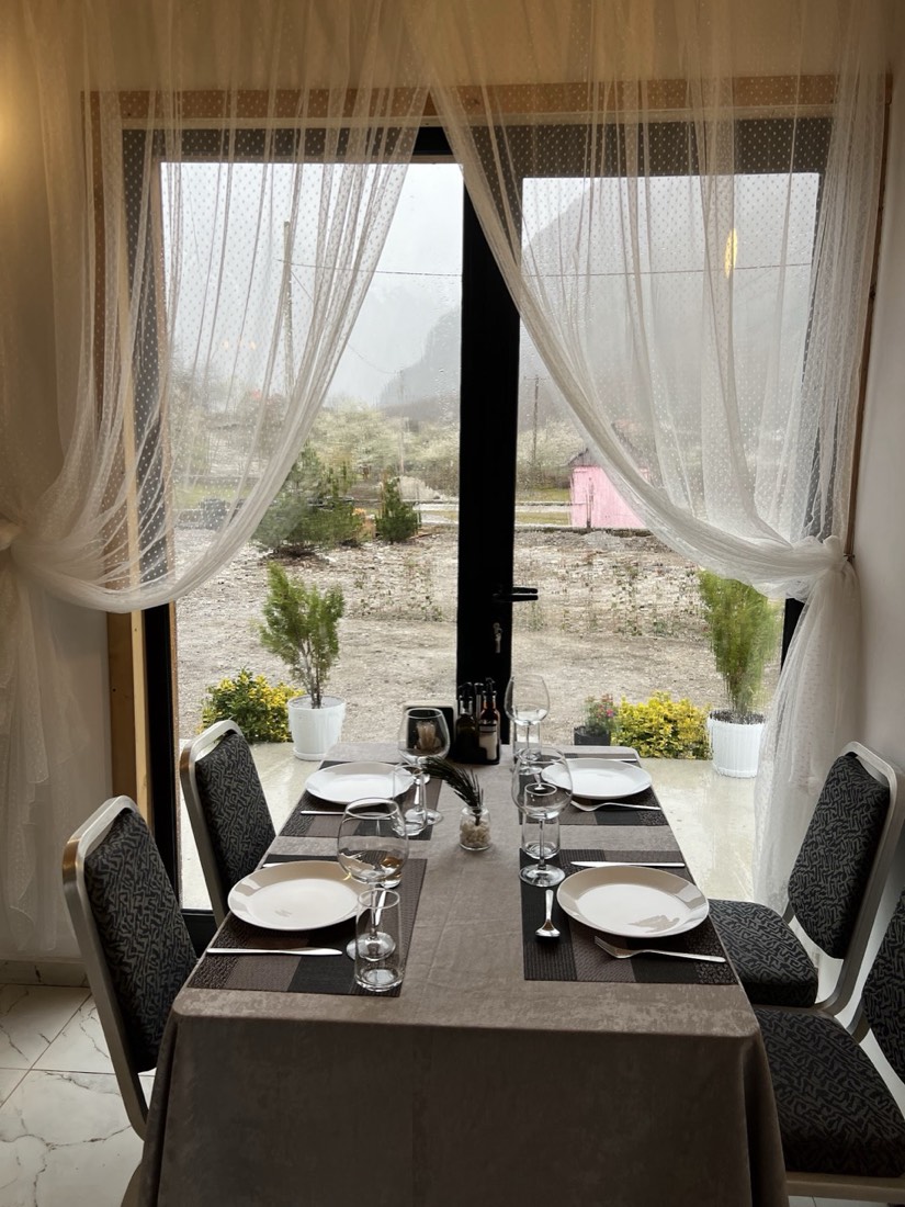 La Montagne Blanche Bar & Restaurant