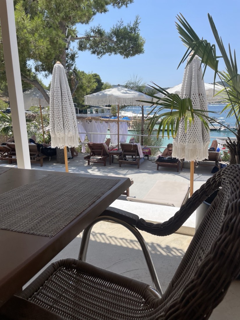 Uma Beach Bar & Restaurant 2