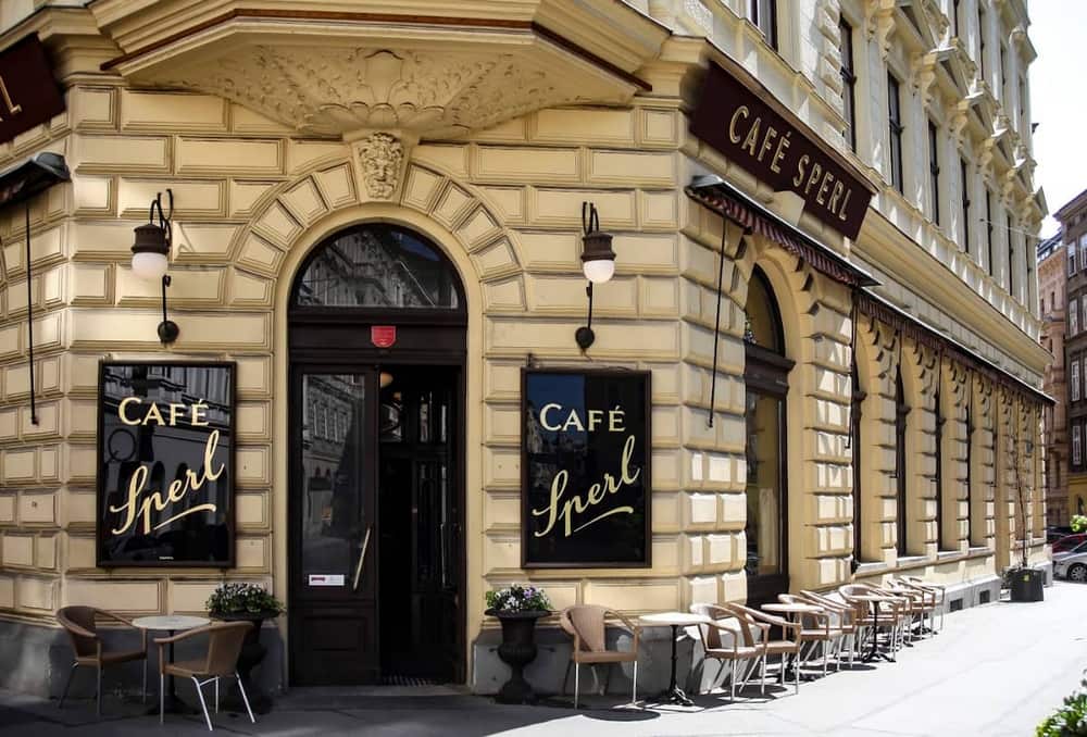 Eticheta cafenelelor vieneze: cum comanzi, cum stai și cum plătești ca un localnic
