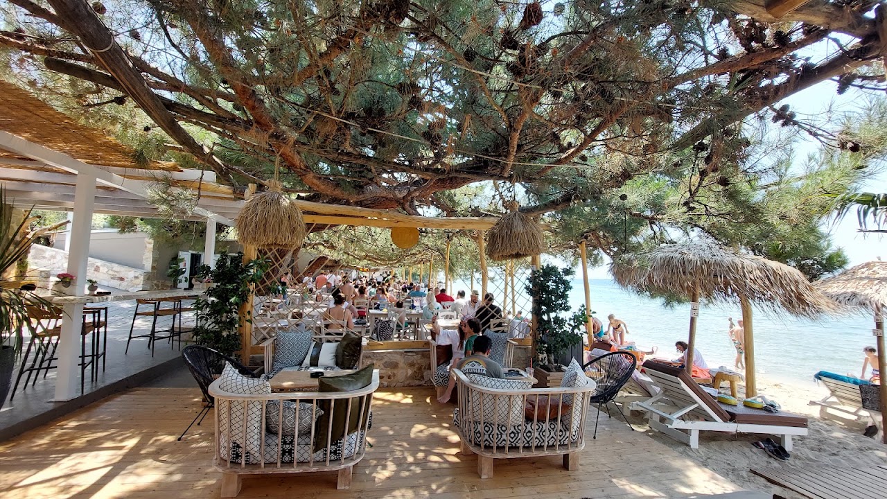 Pefkospilia Beach — plajă în Rachoni, Thassos