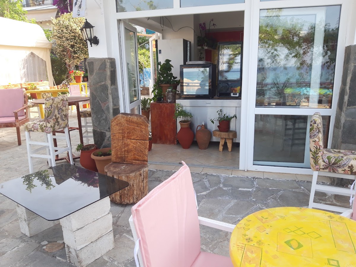 mariori · drinks, bites & vibes — tavernă în Potos, Thassos