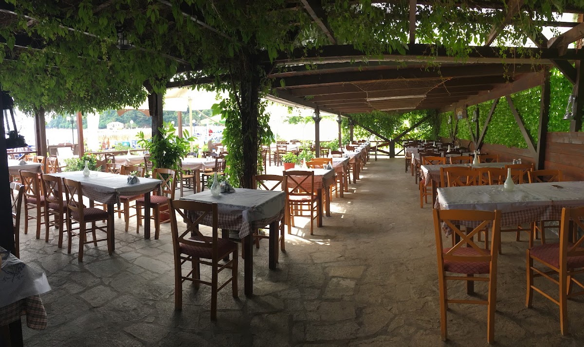 Restaurant Nautilus Cu Specific Grecesc — tavernă în Skala Panagia, Thassos