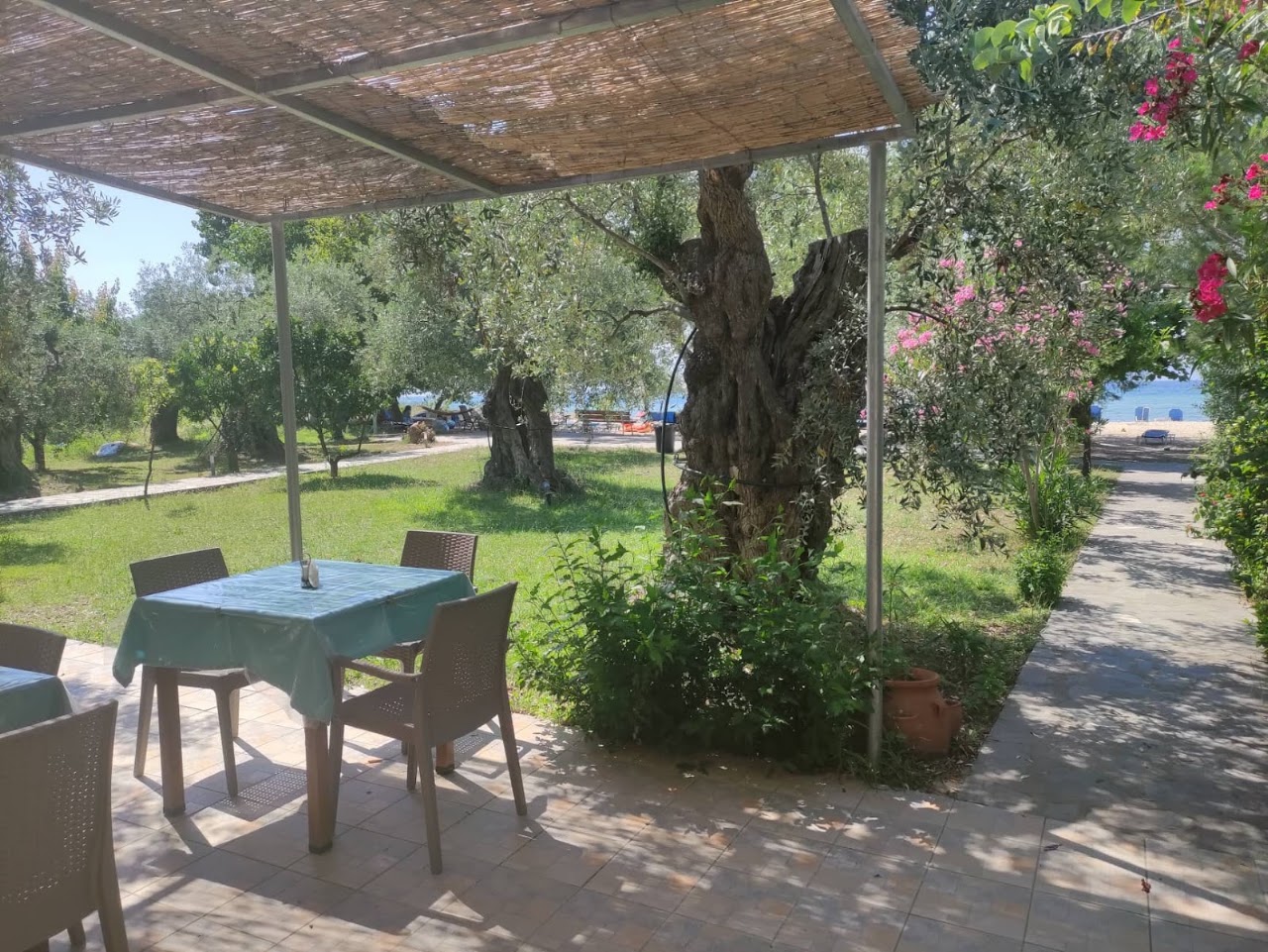 Restaurant Karadolas - Skala Rachoni Thassos — tavernă în Skala Rachoni, Thassos